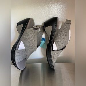 JBU Black and Gray Wedge Sandals